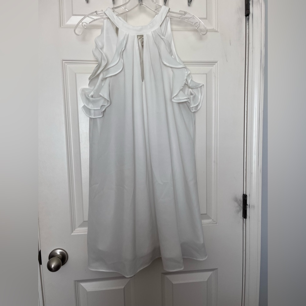 Beautiful White dress . Size: Med